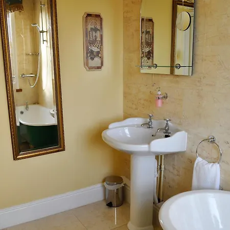 Highfield House بيت ضيافة 4*